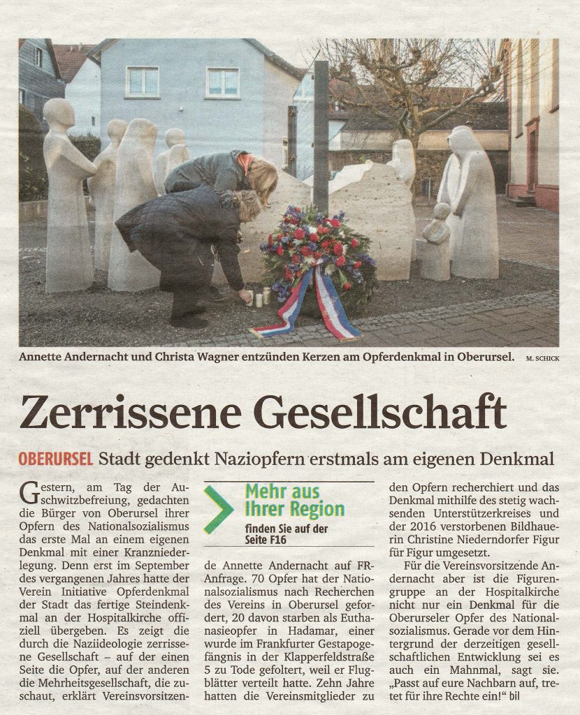 Die Vorsitzende der Initiative Opferdenkmal Annette Andernacht bedankt sich bei der Stadt Oberursel für die Niederlegung eines Kranzes am Opferdenkmal.